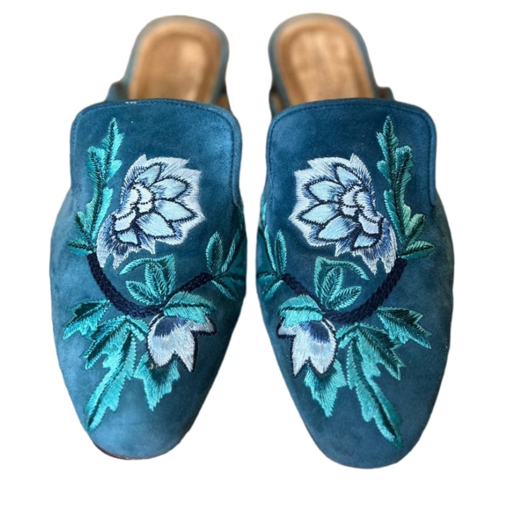 EUC- GeeWaWa ‘Adilah’ Embroidered Floral Suede Mules